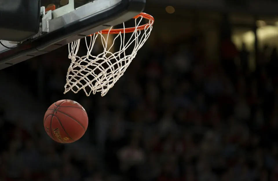Una canasta de baloncesto con un balón