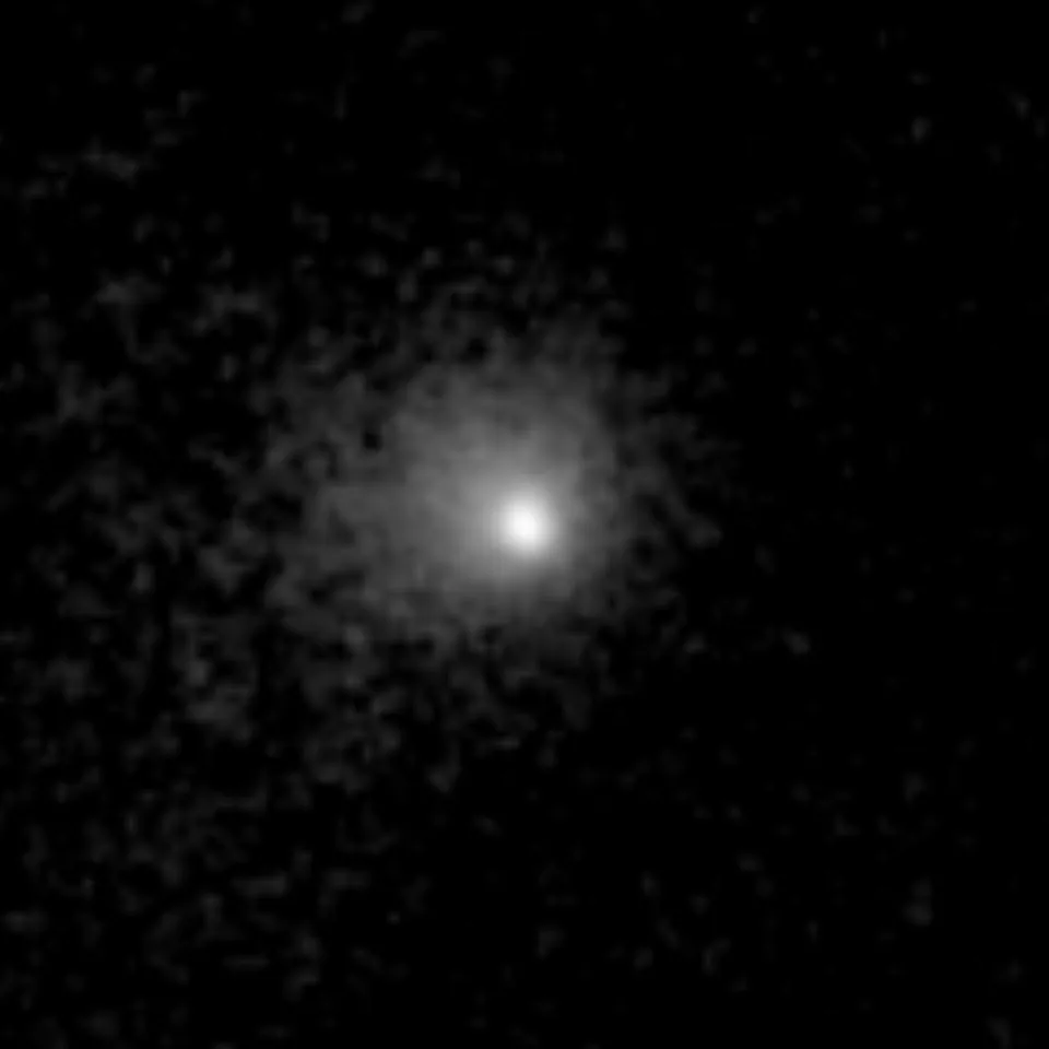 Imagen compuesta en blanco y negro del cometa C/2026 S1 (Euclid), con un núcleo brillante y una nube difusa de polvo y gas